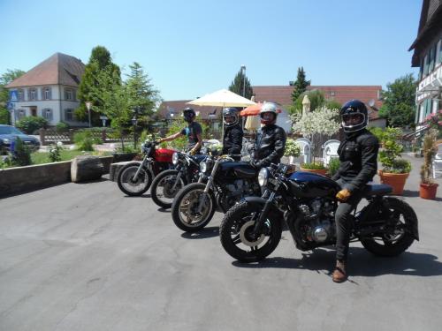 Hotel Pension Blume (هتل پانسیون بلوم) 