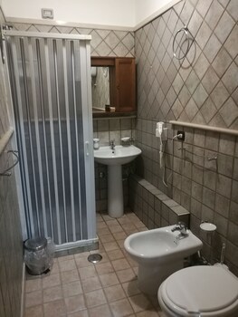 Garden Inn Bathroom