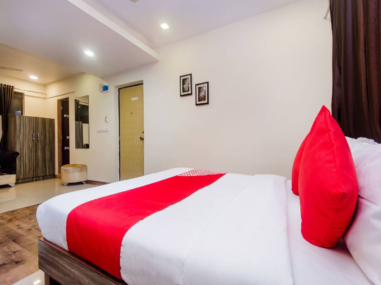 Oyo 11855 Phoenix Hotel 