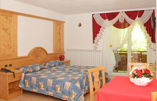 Hotel La Roccia (هتل لا روكسیا) 