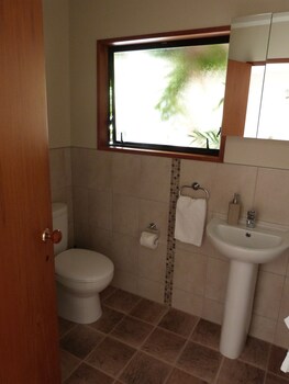 Morepork Riverside Lodge Bathroom