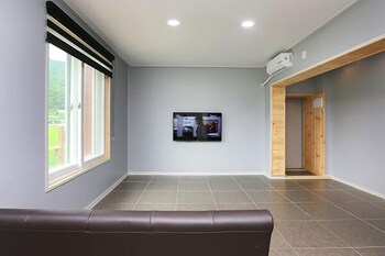 Muju Deogyu Mt. Forest Pension (موجو دئوگیو مت. فورست پانسیون) Living Area
