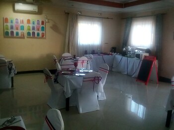 Royal Olympia Lodges And Safaris Restaurant