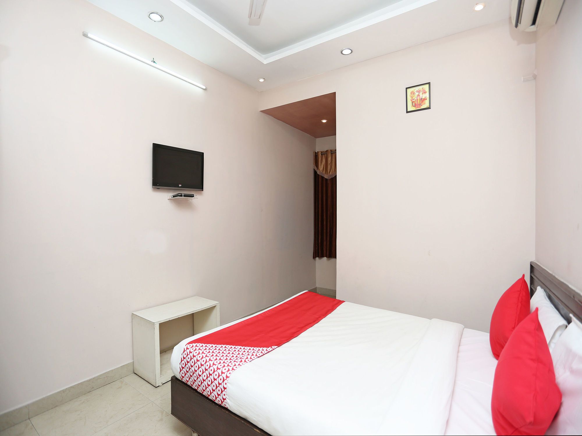 Oyo 10588 Hotel Golden Square 