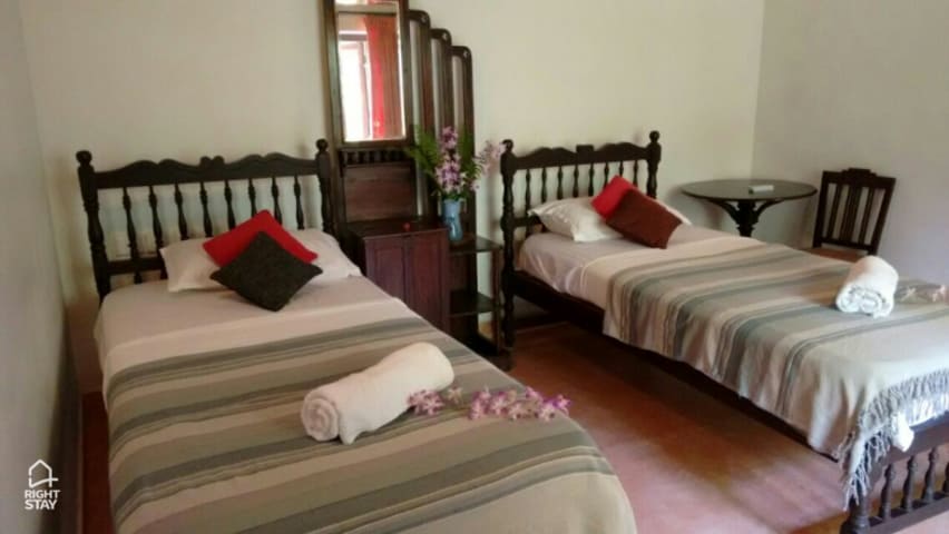 Vembanad House Boutique Back Water Homestay (ومباناد هاوس بوتیک باک واتر هومستی) 