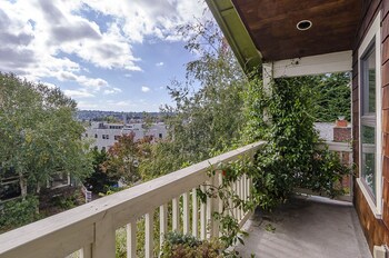 6 Luxurious 6br Seattle Home Terrace/Patio