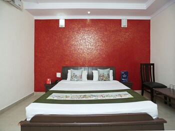 Oyo 4073 Hotel Esskay Guestroom