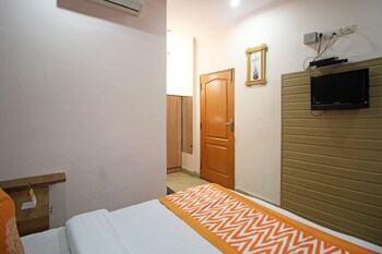 Oyo 7147 Hotel Madhur Regency Guestroom