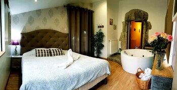Le Mas Des 5 Fontaines. Chambres D'hôtes Private Spa Tub