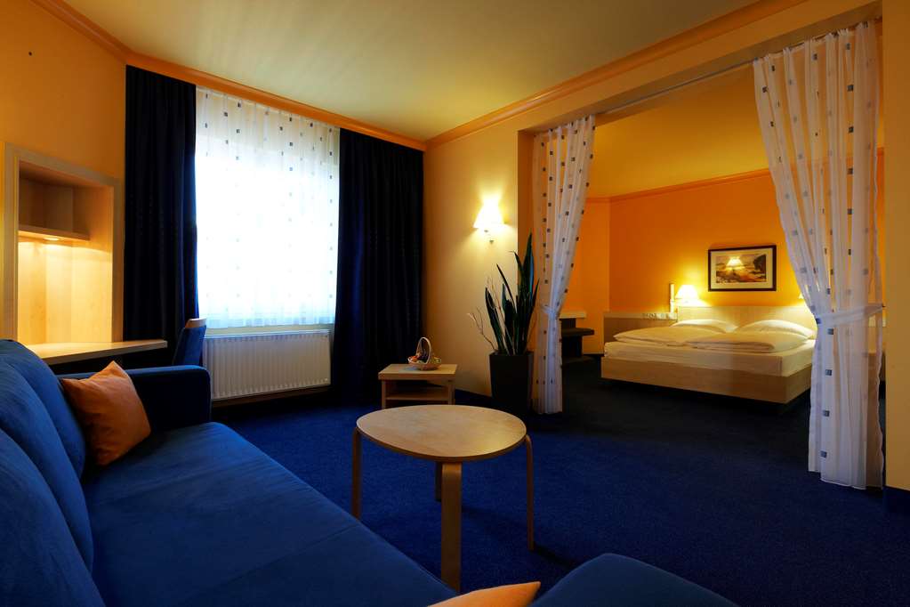 Intercityhotel Kassel (اینترسیتیهوتل كاسل) IntercityHotel Kassel, Germany - Junior Suite