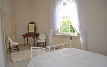 Toll House Emsworth 37078 Guestroom