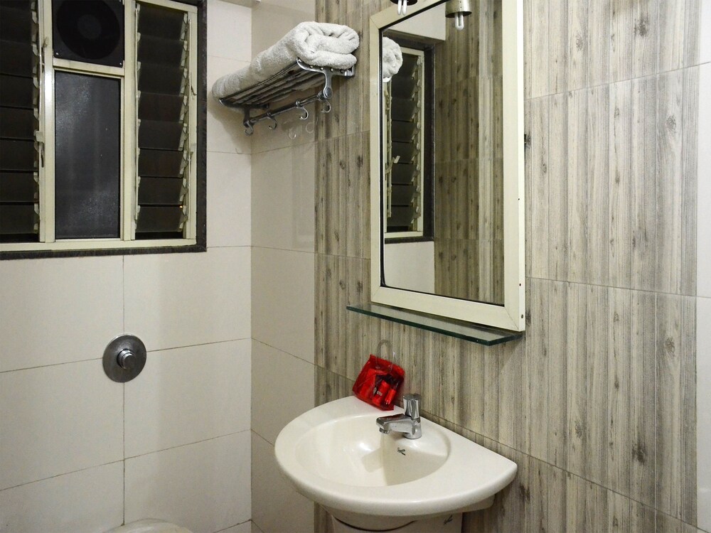 Oyo 4018 Hotel Grand Ashwin Bathroom