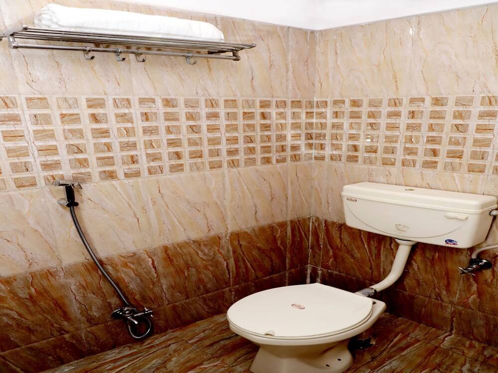 Oyo 9945 Hotel R Inn Bathroom