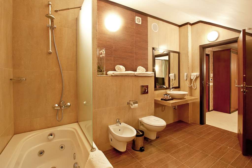 Best Western Plus Bristol Hotel Junior Suite Bathroom