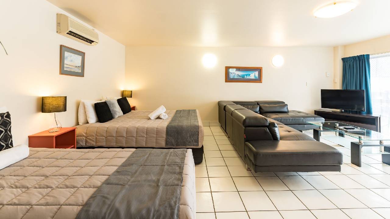 Dolphin Motel 
