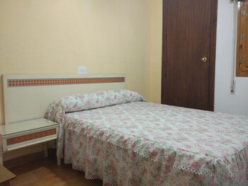 Hospederia Montes Guestroom