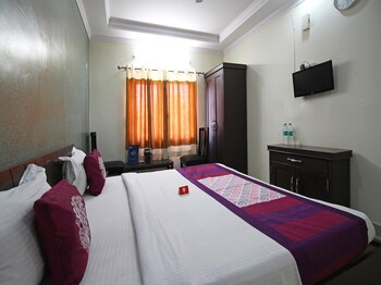 Oyo 4073 Hotel Esskay Guestroom