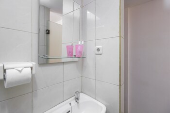Reddoorz Plus Near Galaxy Bekasi Bathroom
