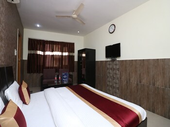 Oyo 9848 Hotel Dev Palace Guestroom