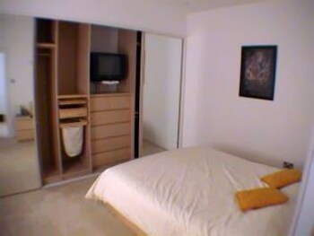 Earle House Serviced Apartments Guestroom