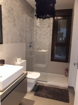 Penthouse à La Finca Golf Bathroom