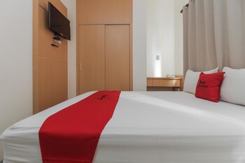 Reddoorz Plus Near Galaxy Bekasi Guestroom