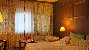 Savoia Palace Hotel Guestroom