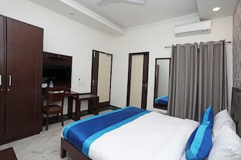 Oyo 11044 Hotel Tulip Suites Guestroom