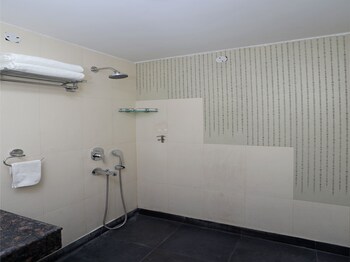 Oyo 11061 Hotel Awesome Bathroom