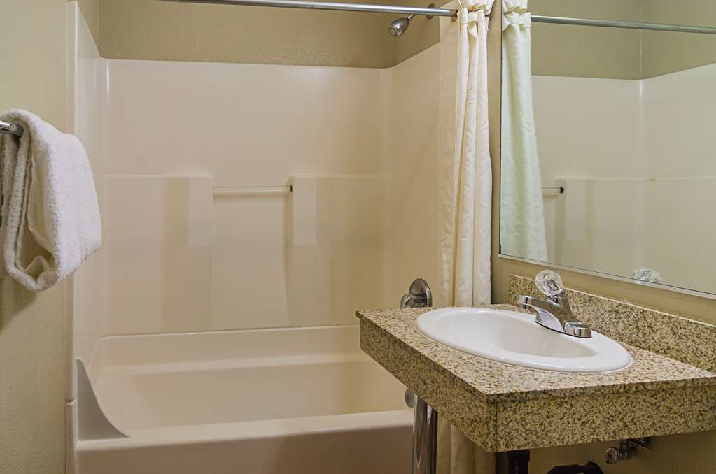 Motel 6 Portland Downtown Convention Center bathroom
