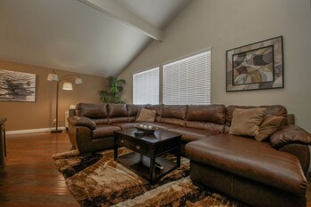 4br 9m To Vegas Strip With Spa Living Area
