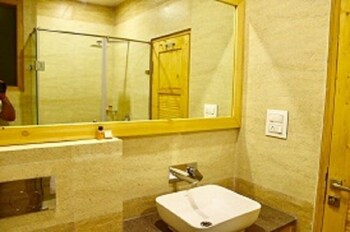 The Dagshai Manor Bathroom