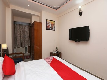 Oyo 14390 Hotel Samrat Guestroom