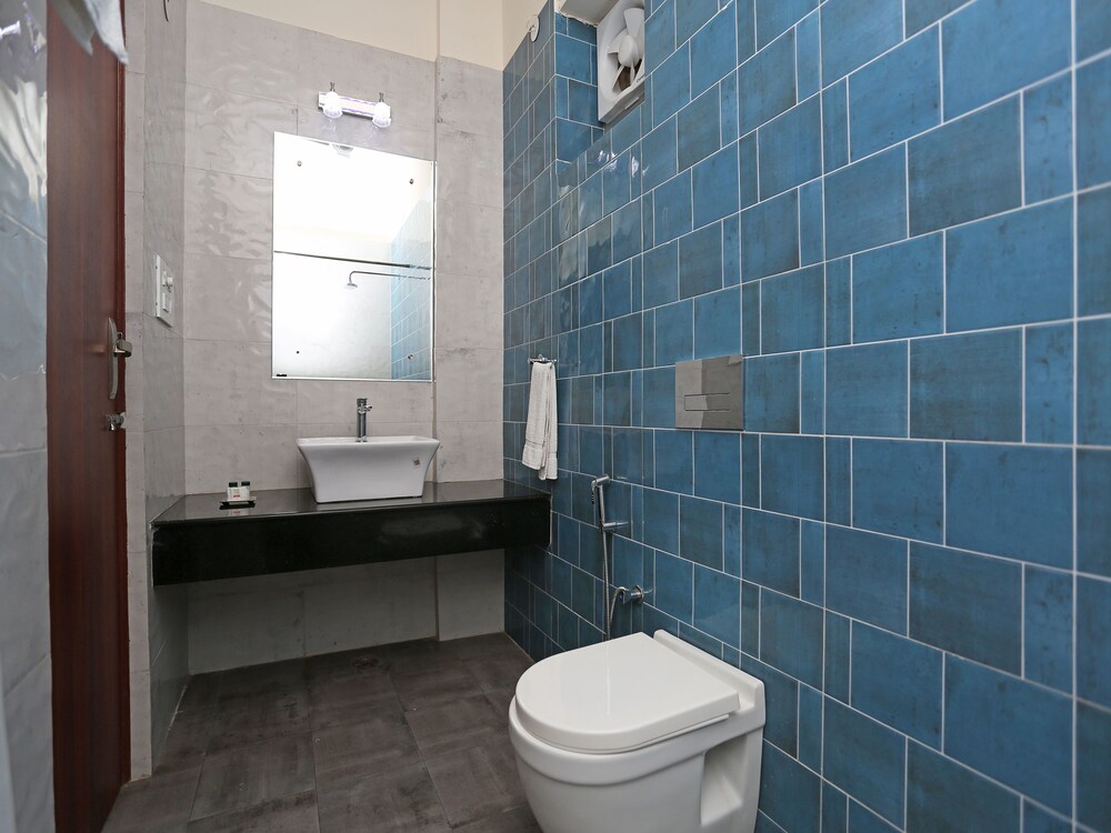Oyo 16768 Hotel Lotus Grand Bathroom