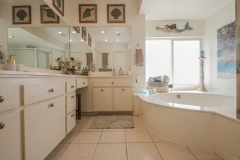 Luxurious 6br 7min To Las Vegas Strip Bathroom