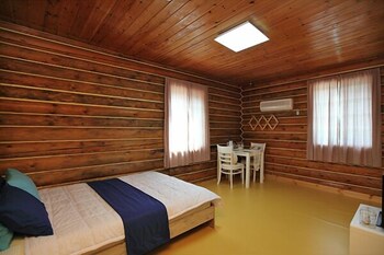 Muju Moon River Pension Guestroom