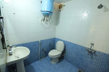 Oyo 8839 Near Vadackal Beach Road Bathroom