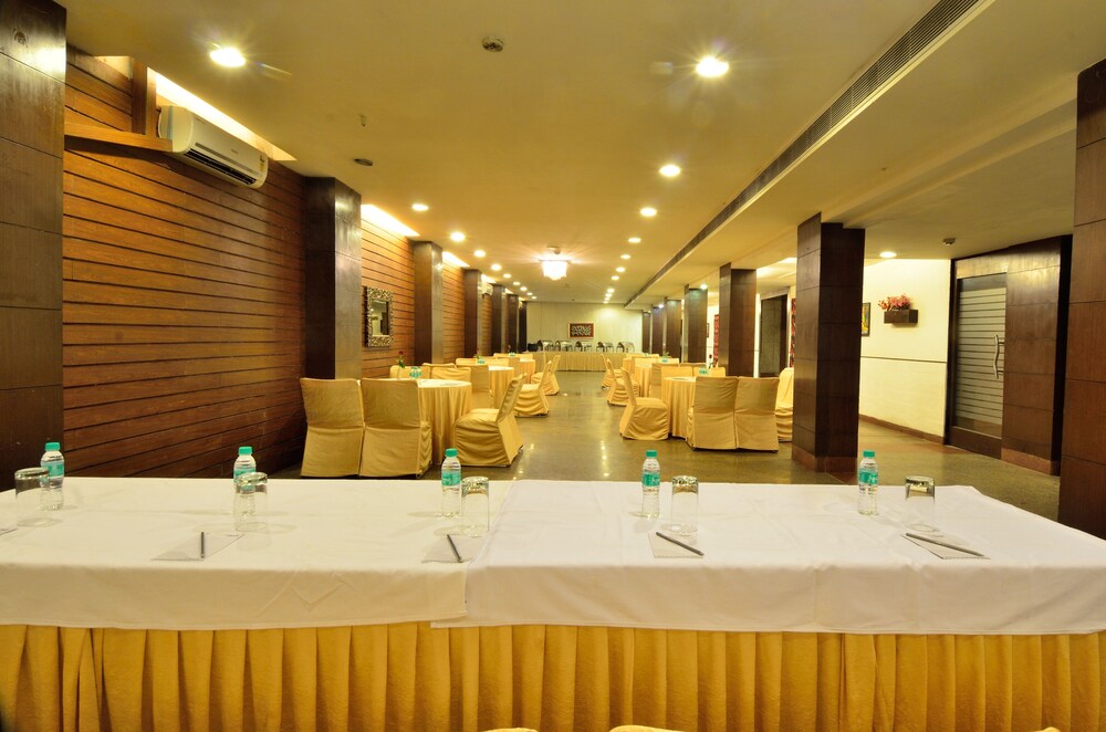 Lakshya's Hotel (لاكشیاس هتل) Meeting Facility