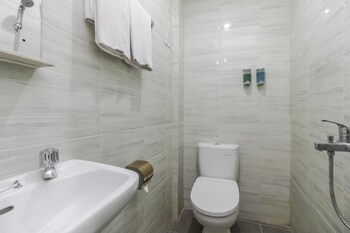 Reddoorz Plus Near Galaxy Bekasi Bathroom
