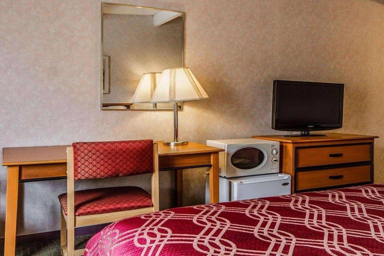 Days Inn by Wyndham Manitowoc - photo 5