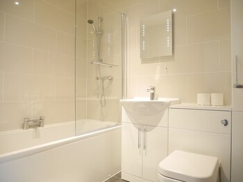 Town House Apartments Bathroom