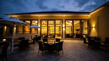 Tropical Retreat Dining
