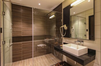 Two Seasons Coron Bayside Hotel (توو سیزنس كورون بیسید هتل) Bathroom