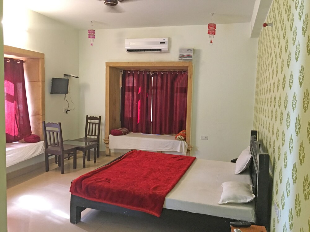Hotel Marina Mahal Guestroom