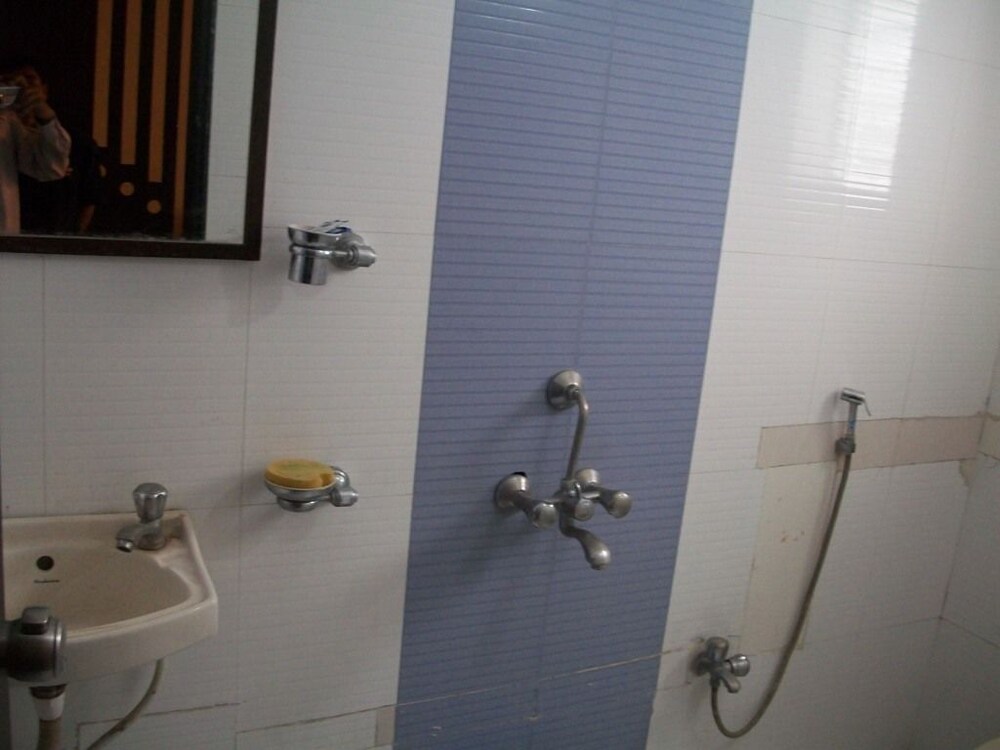 Hotel Yashraj Inn Bathroom