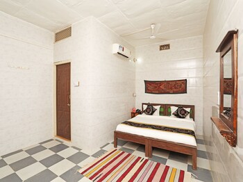 Oyo 3415 Hotel Heera Court Guestroom