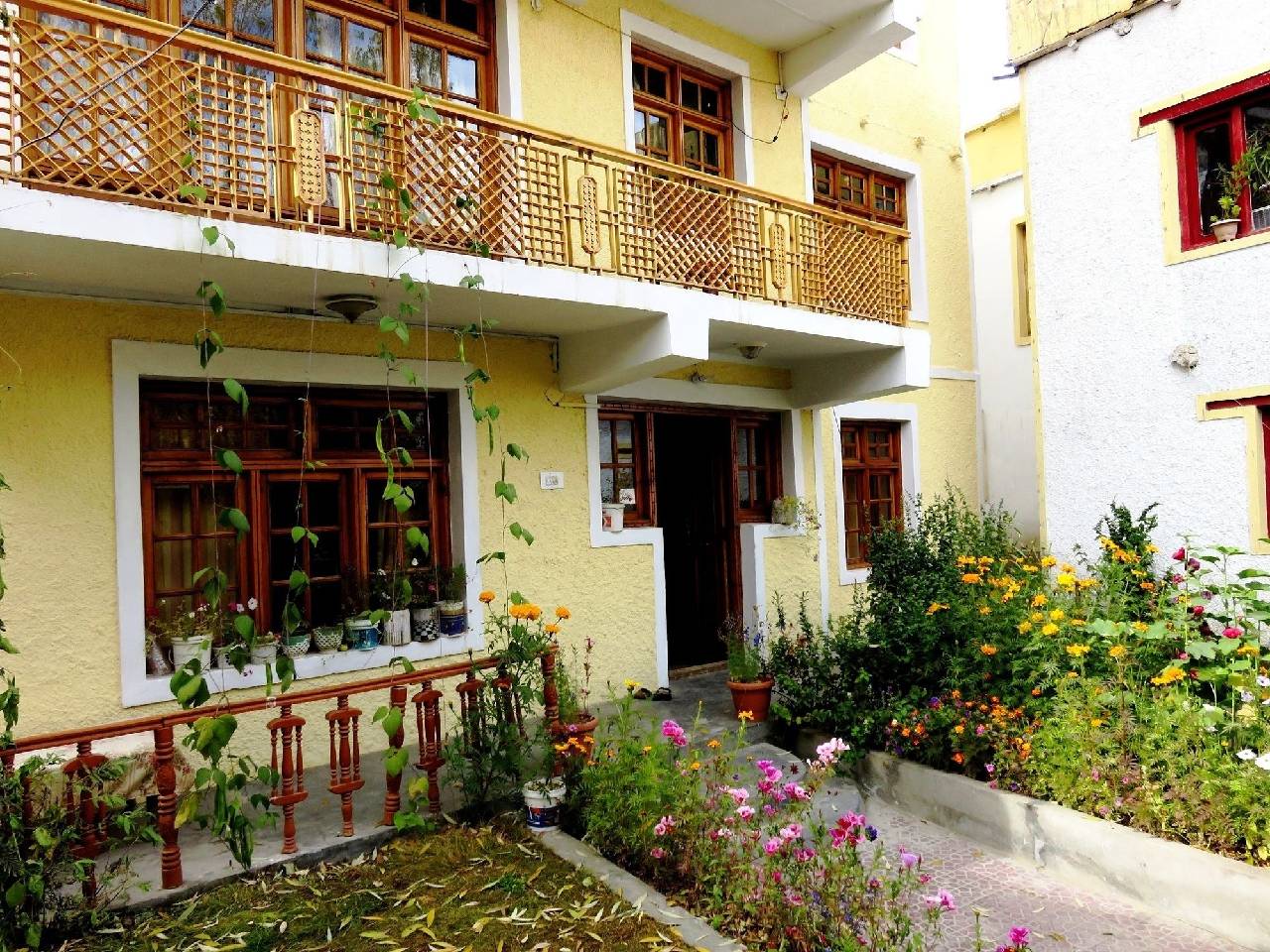 Rahela Guest House & Home Stay 