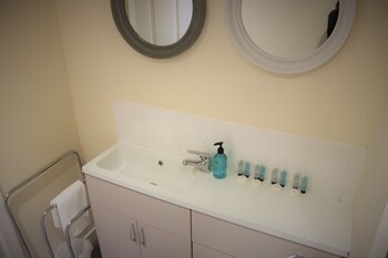 Garmouth Hotel Bathroom Sink