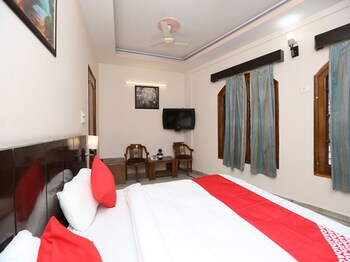 Oyo 14390 Hotel Samrat Guestroom