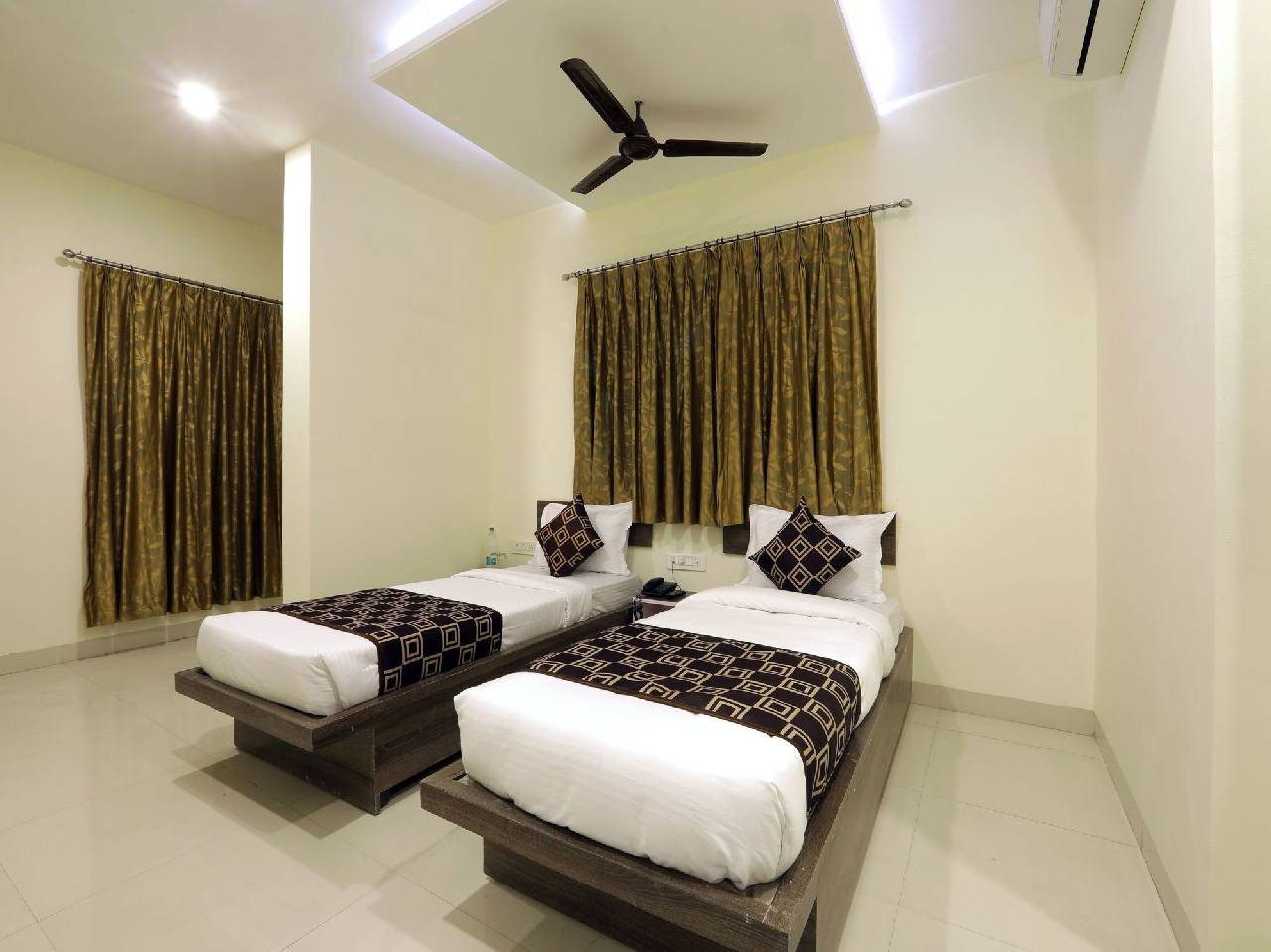 Oyo 10507 Hotel Platinum 